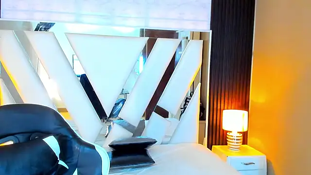 Linda4Petite online show from November 15, 2025, 6:04 pm