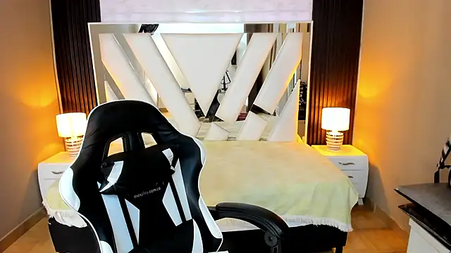 Linda4Petite online show from January 31, 2026, 7:11 pm