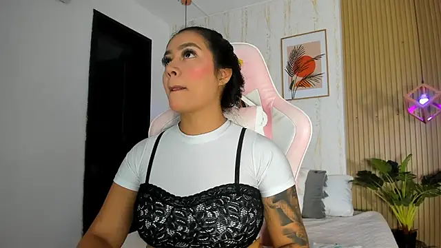 Snapshot of CameronCollins_ chatting on October 31, 2025, 7:37 pm CameronCollins online show from October 31, 2025, 7:37 pm