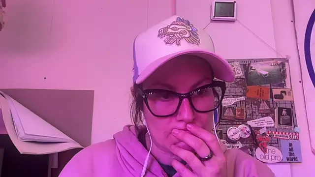 Snapshot of NikkixNight chatting on March 18, 2025, 1:21 am NikkixNight online show from March 18, 2025, 1:21 am