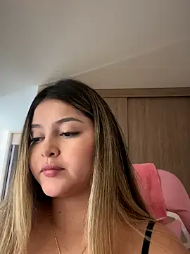 lunablossom  online show from December 3, 2025, 9:24 pm