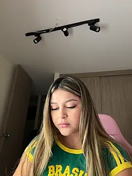 lunablossom  online show from February 19, 2026, 12:17 am