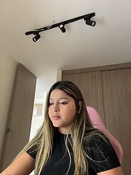 lunablossom  online show from April 24, 2026, 8:22 pm
