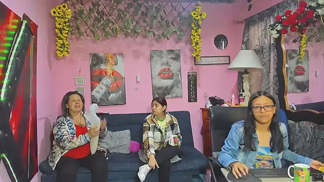 lesbiancuple online show from April 15, 2026, 12:12 pm