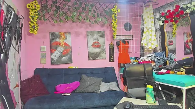 lesbiancuple online show from May 9, 2026, 1:16 pm