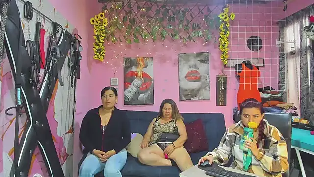 lesbiancuple online show from May 14, 2026, 1:51 pm