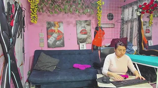 lesbiancuple online show from May 20, 2026, 12:22 pm