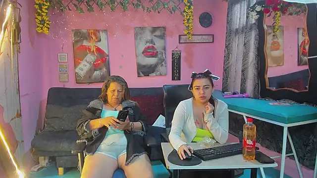 lesbiancuple online show from June 15, 2026, 1:02 pm
