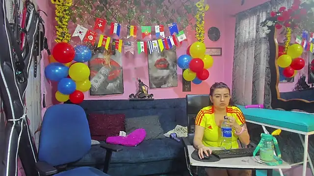 lesbiancuple online show from June 17, 2026, 12:18 pm