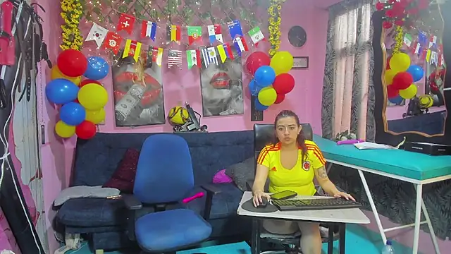 lesbiancuple online show from June 27, 2026, 12:44 pm