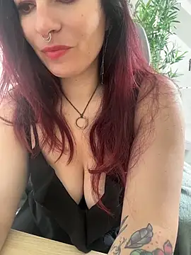LunaMoongirl online show from May 7, 2026, 9:47 am