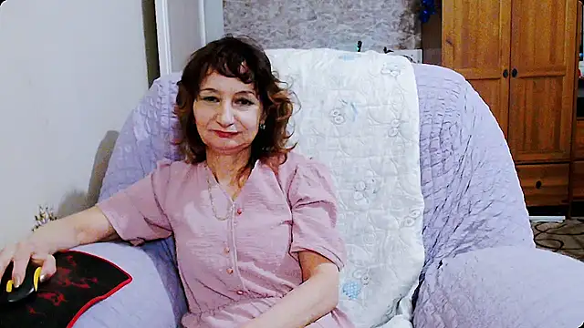 Snapshot of AnnieEltgant chatting on January 1, 2025, 2:31 pm AnnieEltgant online show from January 1, 2025, 2:31 pm