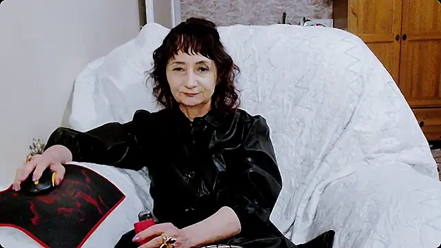 Snapshot of AnnieEltgant chatting on January 15, 2025, 2:24 pm AnnieEltgant online show from January 15, 2025, 2:24 pm