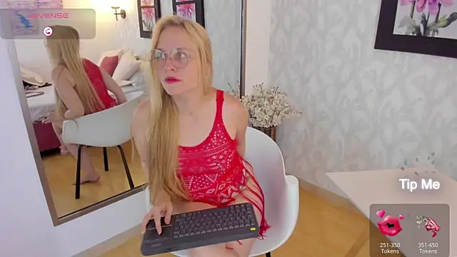 Snapshot of EmilySumer chatting on March 5, 2025, 8:21 pm EmilySumer online show from March 5, 2025, 8:21 pm