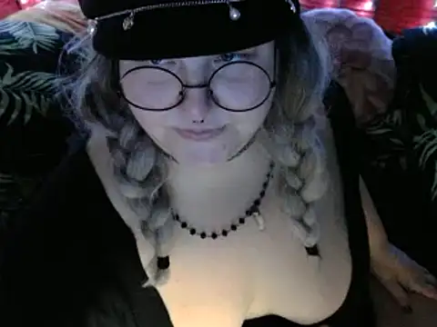 Snapshot of ThickBones chatting on December 8, 2024, 5:01 pm ThickBones online show from December 8, 2024, 5:01 pm