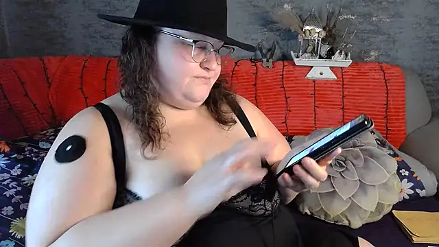 Snapshot of ThickBones chatting on October 29, 2025, 12:40 pm ThickBones online show from October 29, 2025, 12:40 pm