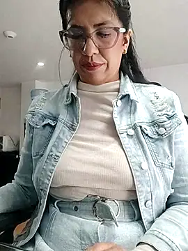 Snapshot of aisha_latina chatting on October 17, 2025, 3:36 pm aisha latina online show from October 17, 2025, 3:36 pm