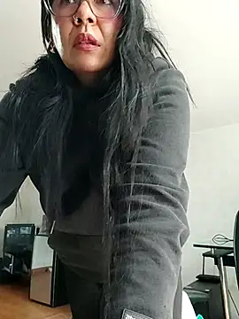 aisha latina online show from November 11, 2025, 1:55 pm