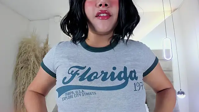 Snapshot of ValerieDiaz_ chatting on October 4, 2025, 12:25 pm ValerieDiaz online show from October 4, 2025, 12:25 pm