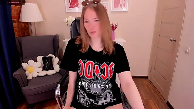  fiona Love online show from May 3, 2026, 8:37 pm