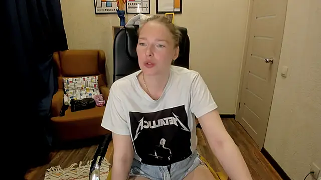  fiona Love online show from May 13, 2026, 8:06 pm