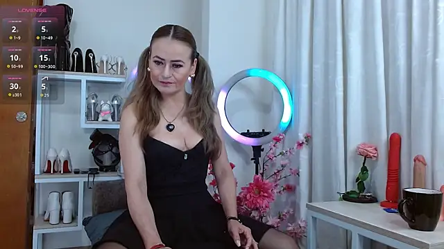 magenta maturr online show from September 14, 2025, 1:32 pm