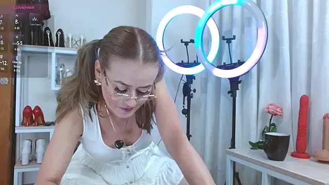 magenta maturr online show from September 18, 2025, 9:28 pm