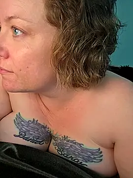 julimonroe online show from May 2, 2026, 1:32 am