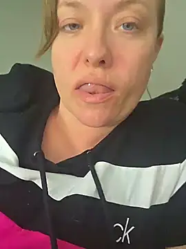 julimonroe online show from June 11, 2026, 2:53 am