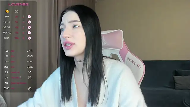 JenniferQueen11 online show from December 10, 2024, 8:19 am