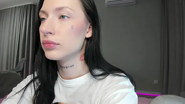 JenniferQueen11 online show from September 19, 2025, 4:18 pm