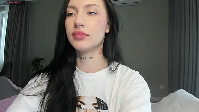 JenniferQueen11 online show from September 28, 2025, 9:47 am