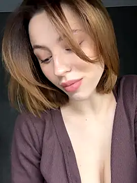 Camilla Railian online show from October 3, 2025, 7:00 pm