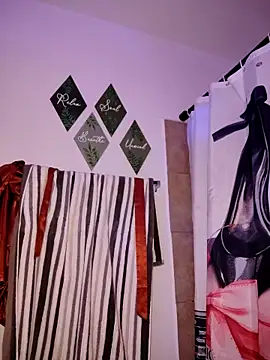 linalooove online show from September 29, 2025, 6:40 am