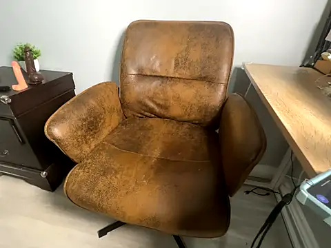 linalooove online show from September 29, 2025, 6:46 pm