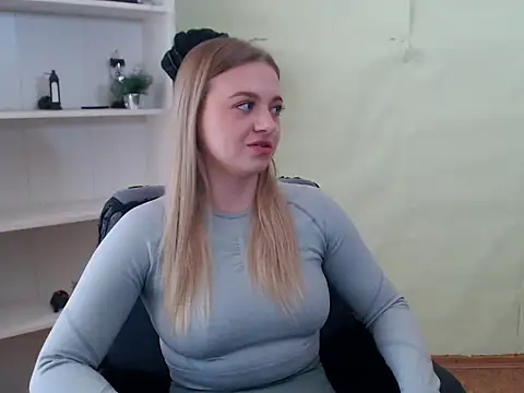 CrazyGloria online show from March 5, 2025, 9:16 am