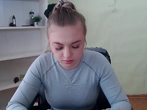 CrazyGloria online show from March 6, 2025, 9:14 am