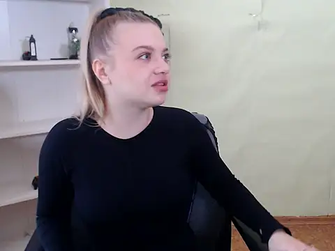 CrazyGloria online show from March 9, 2025, 6:06 am