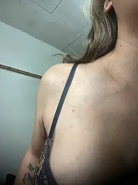 Snapshot of HugeKatarinaTS chatting on February 14, 2026, 9:39 am HugeKatarinaTS online show from February 14, 2026, 9:39 am