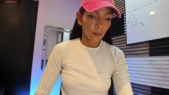 Snapshot of HannaPetit chatting on May 8, 2026, 7:08 pm HannaPetit online show from May 8, 2026, 7:08 pm