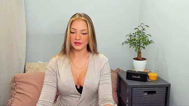 LilyBlondee online show from October 27, 2025, 7:40 pm