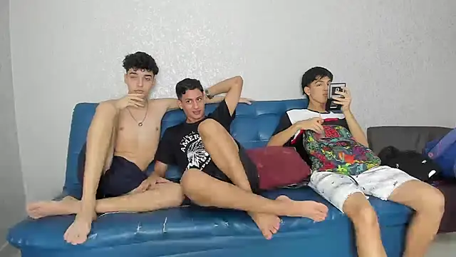 pelusos mens online show from December 9, 2024, 8:33 pm