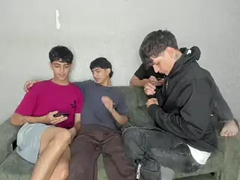 Snapshot of pelusos_mens chatting on April 30, 2026, 8:04 pm pelusos mens online show from April 30, 2026, 8:04 pm