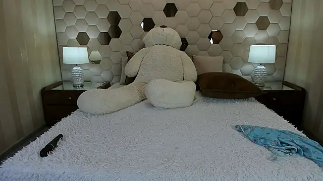 Snapshot of XLindaMilfX chatting on April 22, 2026, 7:00 am XLindaMilfX online show from April 22, 2026, 7:00 am