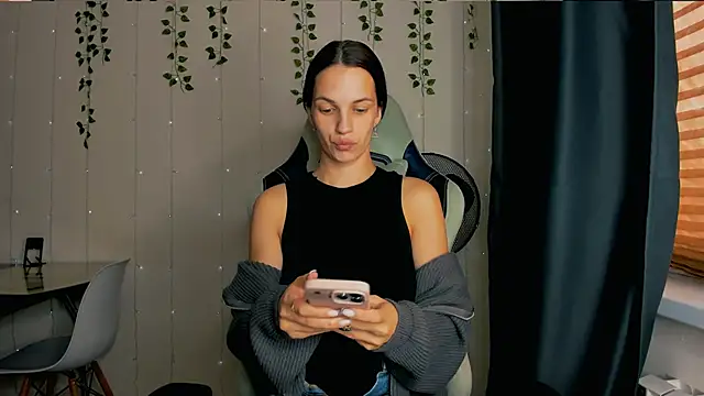 Snapshot of KarlaSim chatting on September 23, 2025, 11:24 am KarlaSim online show from September 23, 2025, 11:24 am