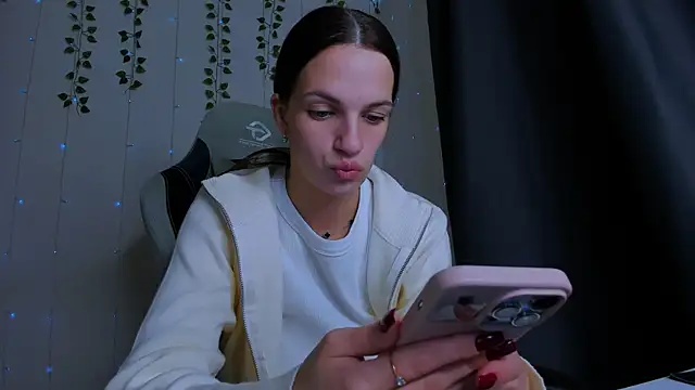 Snapshot of KarlaSim chatting on October 17, 2025, 2:41 pm KarlaSim online show from October 17, 2025, 2:41 pm