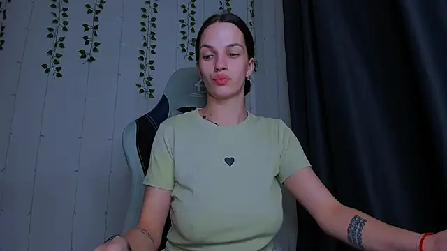 Snapshot of KarlaSim chatting on October 22, 2025, 11:48 pm KarlaSim online show from October 22, 2025, 11:48 pm