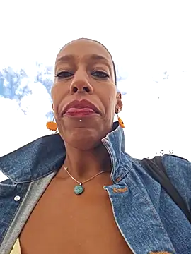 Snapshot of Goldenlace chatting on September 10, 2025, 10:37 am Goldenlace online show from September 10, 2025, 10:37 am