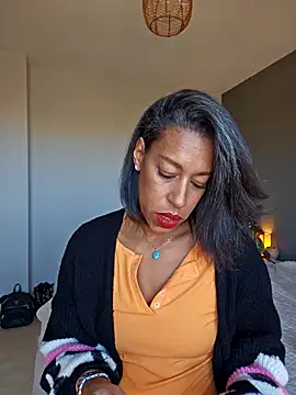 Snapshot of Goldenlace chatting on November 3, 2025, 11:22 am Goldenlace online show from November 3, 2025, 11:22 am