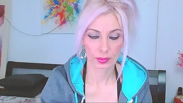 HoneyLara online show from February 8, 2025, 6:55 pm